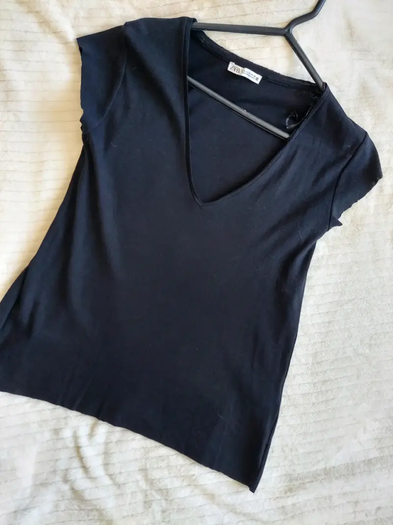 Polera negra de mujer Zara con cuello en V