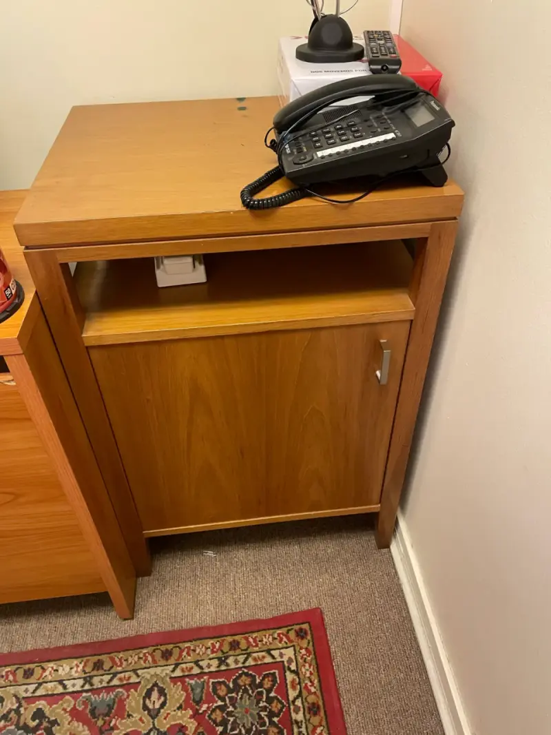 Mueble de madera con puerta y estantes