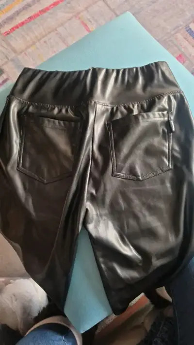 Leggings de cuero sintético negro para mujer - miniatura 1
