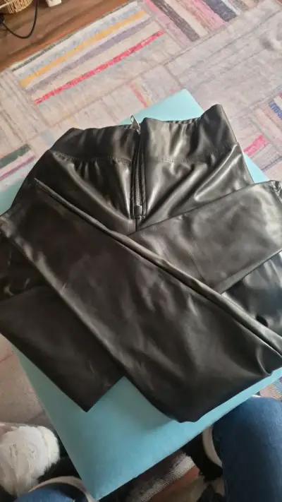 Leggings de cuero sintético negro para mujer - miniatura 4