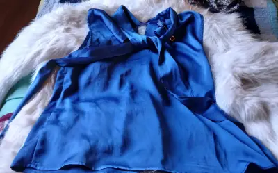 Blusa azul satinada con detalle de lazo - miniatura 1