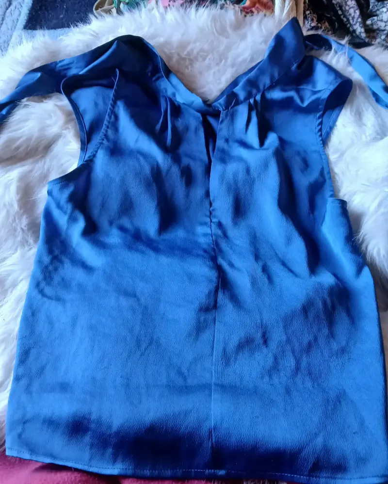 Blusa azul satinada con detalle de lazo - 2