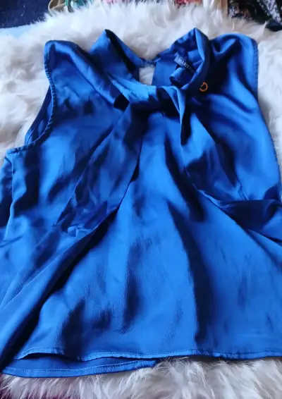 Blusa azul satinada con detalle de lazo - miniatura 3