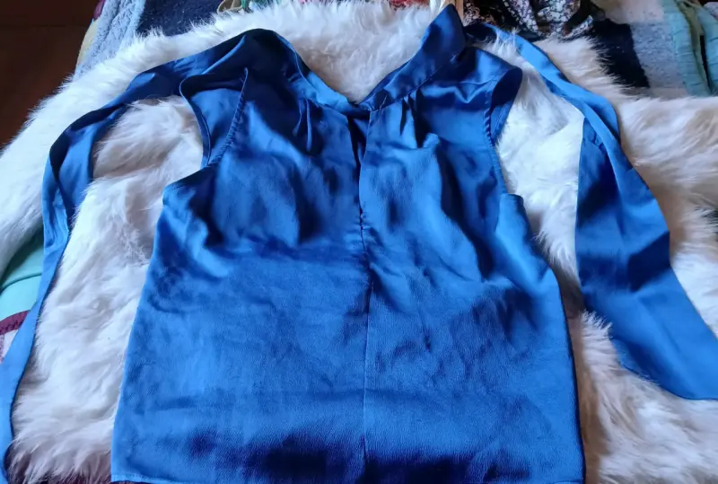 Blusa azul satinada con detalle de lazo - 4
