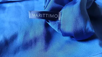 Blusa azul satinada con detalle de lazo - miniatura 5