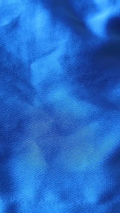 Blusa azul satinada con detalle de lazo - miniatura 6
