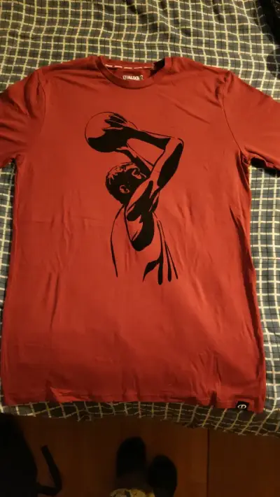 Polera roja Spalding con diseño de baloncesto - miniatura 1