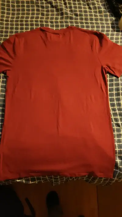 Polera roja Spalding con diseño de baloncesto - miniatura 2