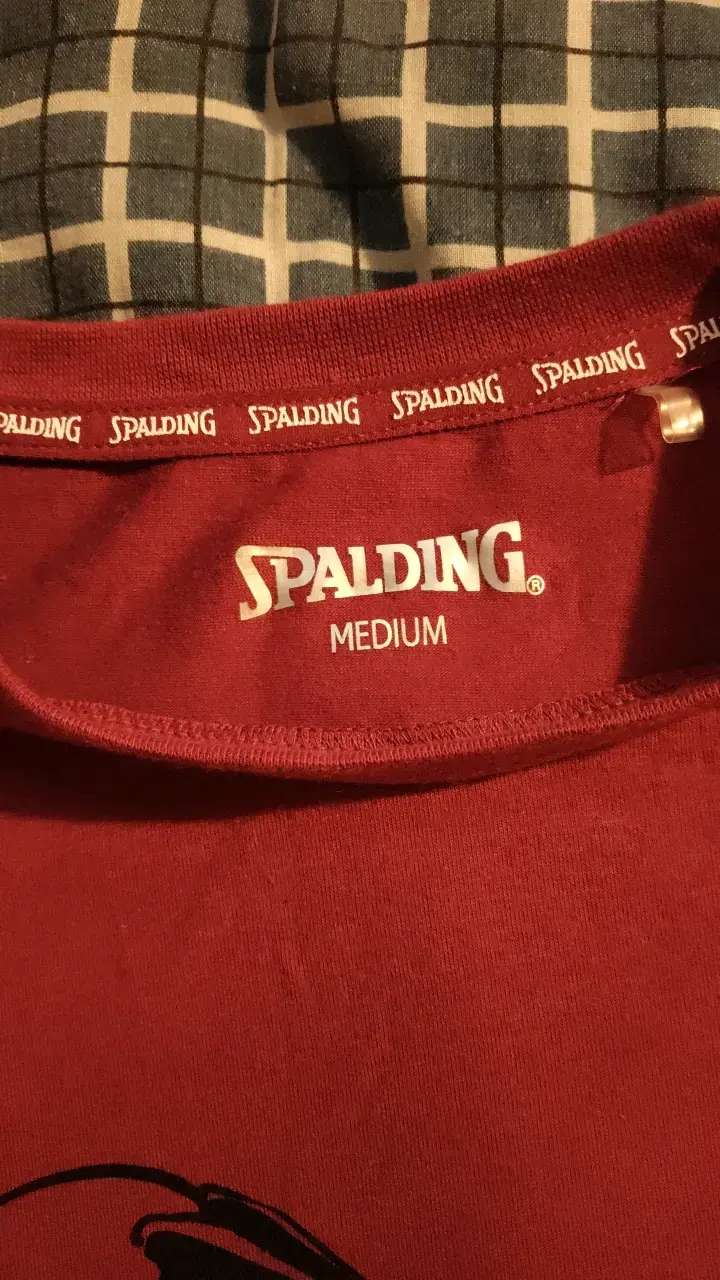 Polera roja Spalding con diseño de baloncesto - 3