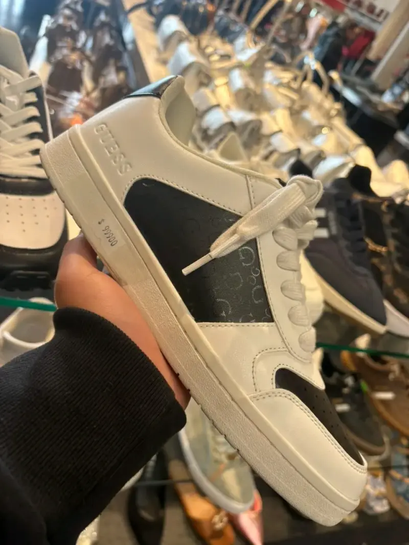 Zapatillas deportivas blancas y negras Guess - 1