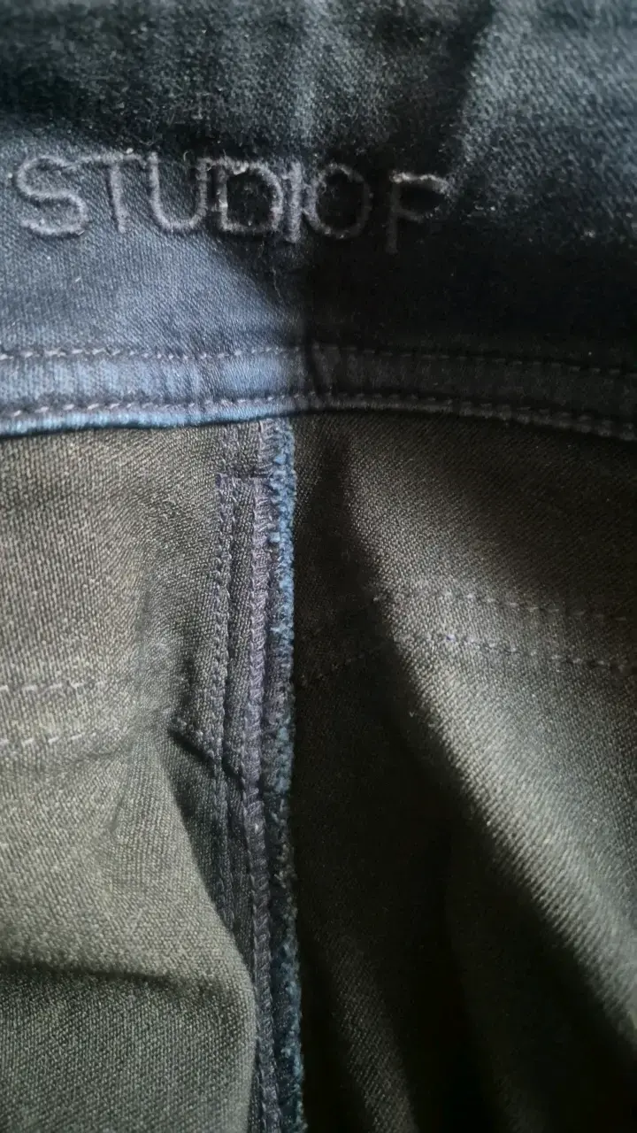 Jeans azul oscuro Studio F con detalles dorados - 3