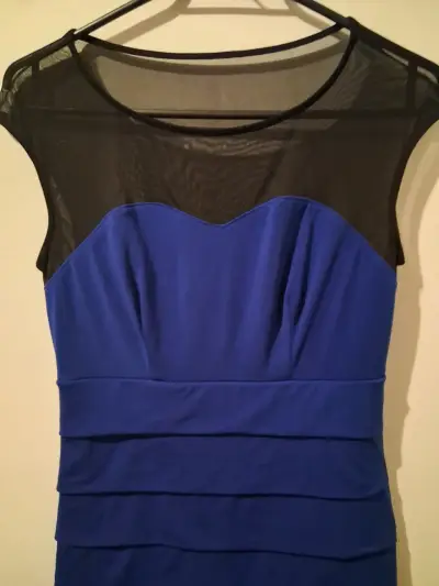 Vestido azul con malla negra elegante - miniatura 2