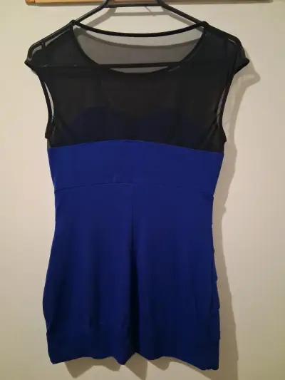 Vestido azul con malla negra elegante - miniatura 4