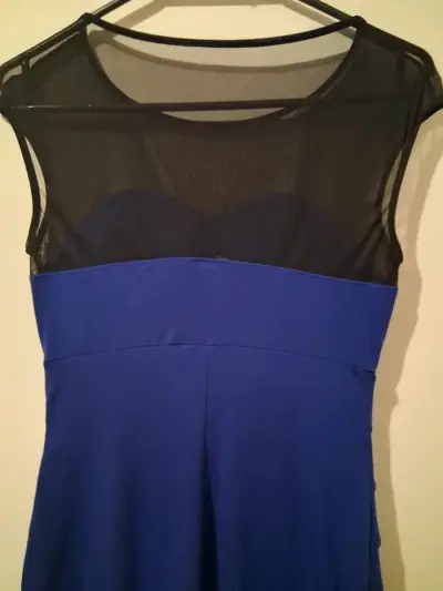 Vestido azul con malla negra elegante - miniatura 5