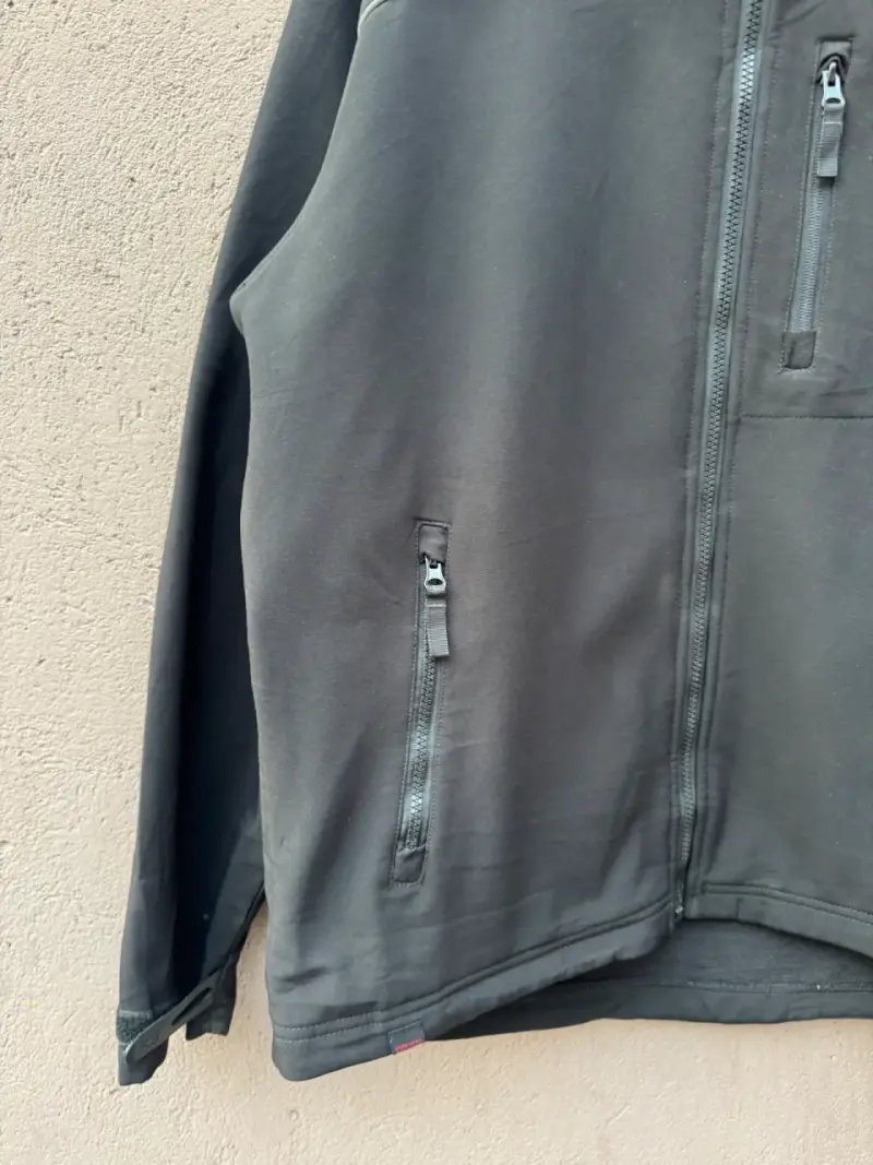 Chaqueta negra Caterpillar con cierre y bolsillos - 2
