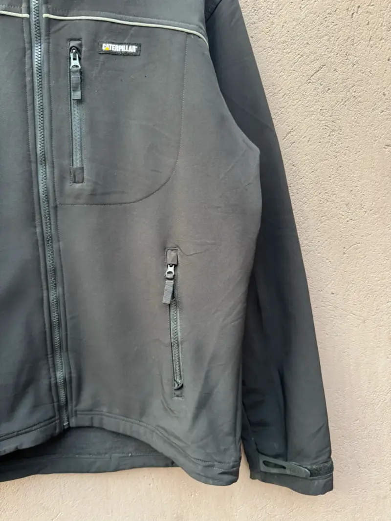 Chaqueta negra Caterpillar con cierre y bolsillos - 3