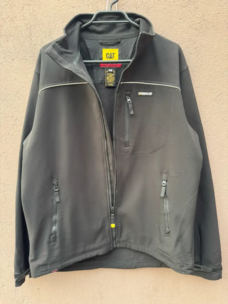 Chaqueta negra Caterpillar con cierre y bolsillos - 4