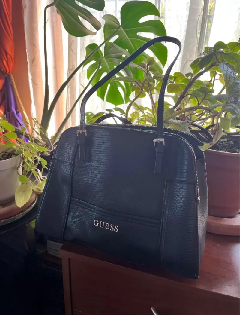 Bolso de mano Guess negro elegante
