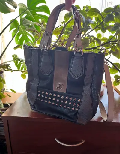 Bolso de cuero negro con tachas metálicas - miniatura 1