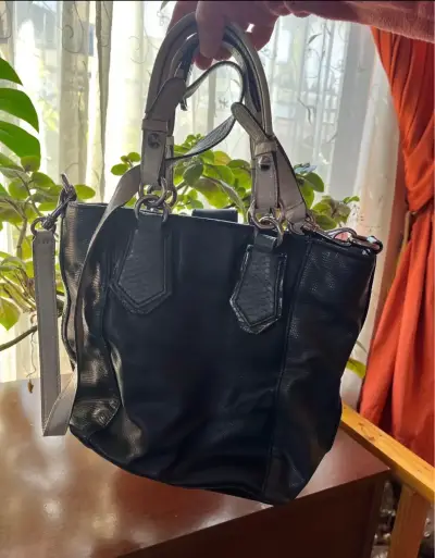 Bolso de cuero negro con tachas metálicas - miniatura 2