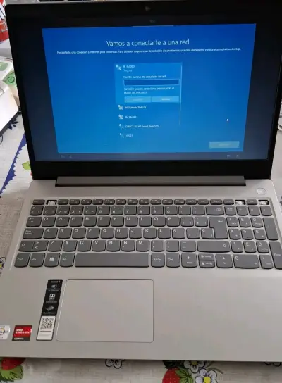 Laptop Lenovo Ideapad 3 con AMD Athlon - miniatura 1