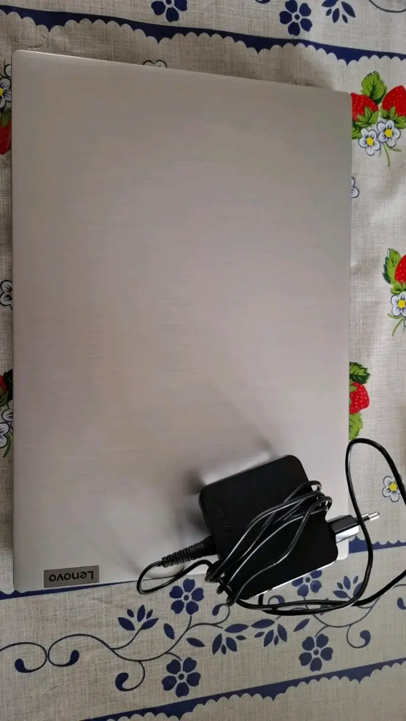 Laptop Lenovo Ideapad 3 con AMD Athlon - 2