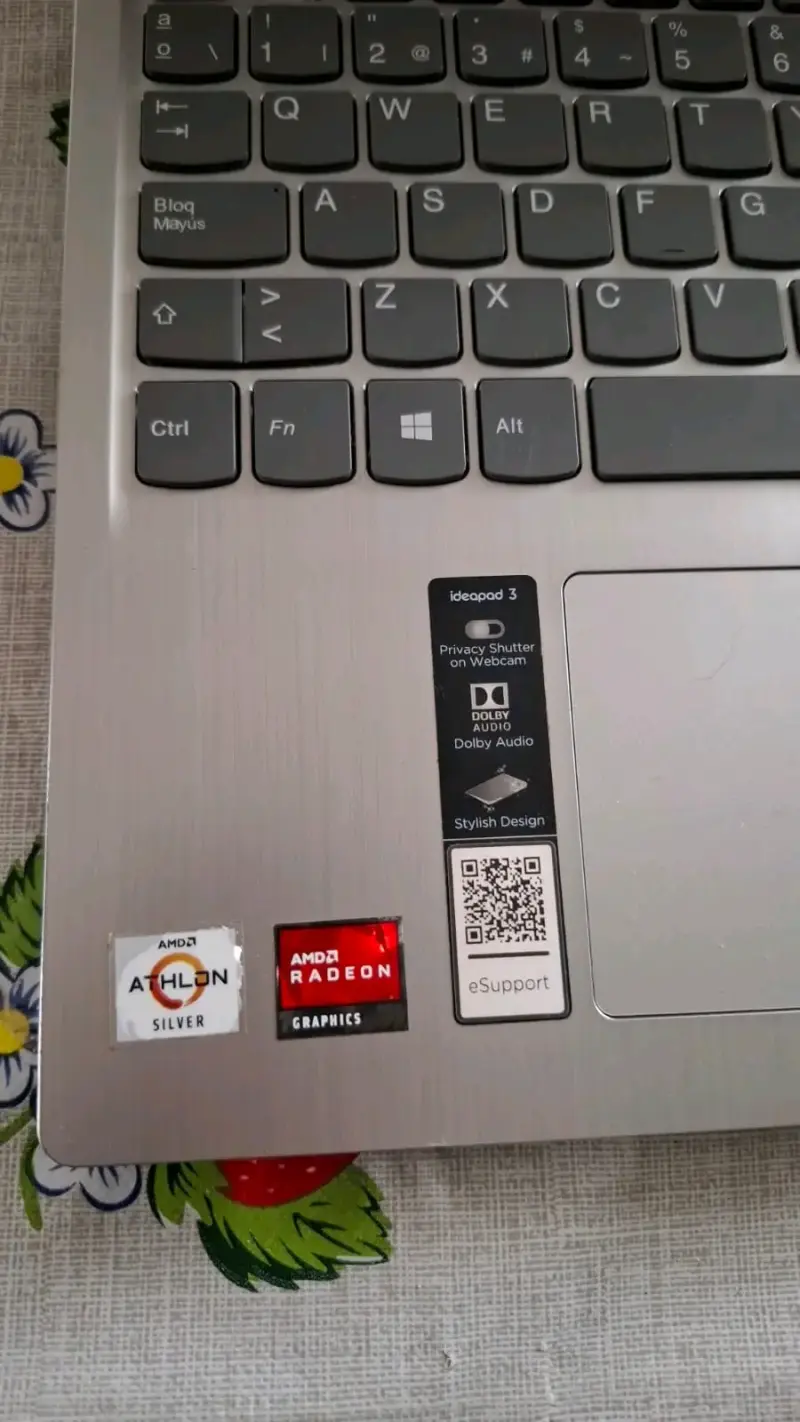 Laptop Lenovo Ideapad 3 con AMD Athlon - 3
