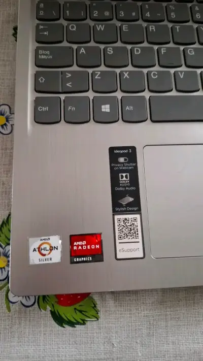 Laptop Lenovo Ideapad 3 con AMD Athlon - miniatura 3