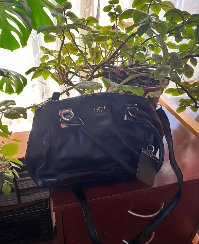 Bolso de mano Guess negro elegante