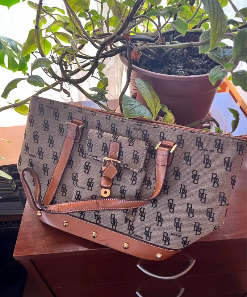 Bolso de mano marrón con monograma BB