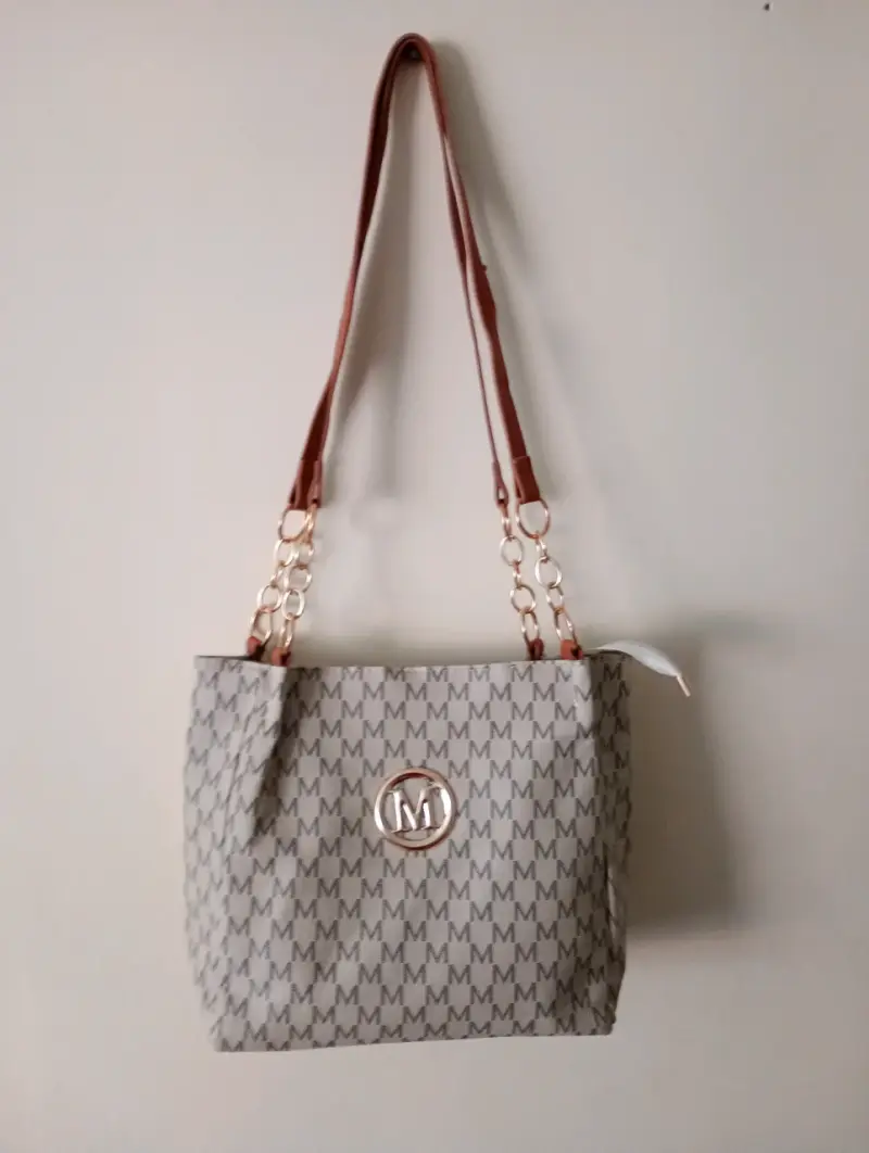 Bolso de hombro con diseño de monograma - 1
