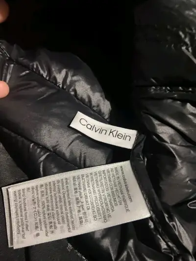 Chaqueta negra Calvin Klein impermeable - miniatura 5