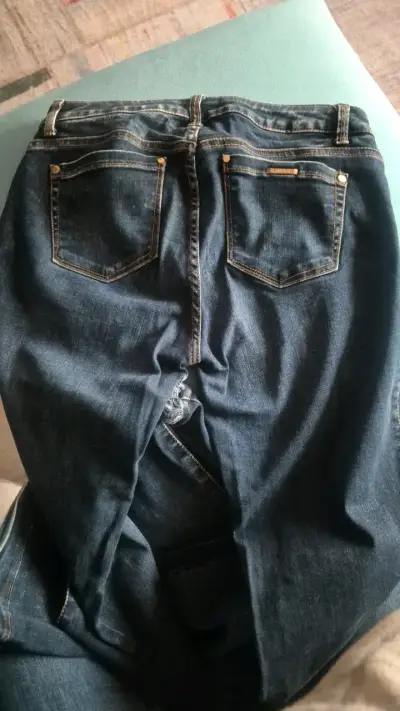 Jeans de mezclilla azul para mujer - miniatura 1