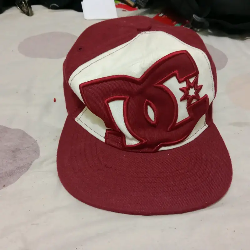 Gorra DC Bordó y Blanca con Logo Grande - 1