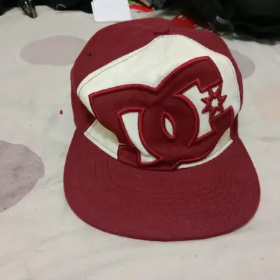 Gorra DC Bordó y Blanca con Logo Grande - miniatura 1