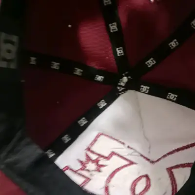 Gorra DC Bordó y Blanca con Logo Grande - miniatura 3