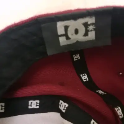 Gorra DC Bordó y Blanca con Logo Grande - miniatura 4