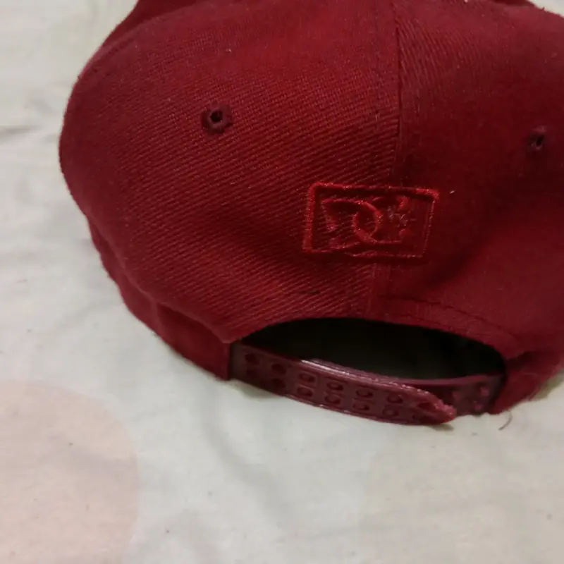 Gorra DC Bordó y Blanca con Logo Grande - 5