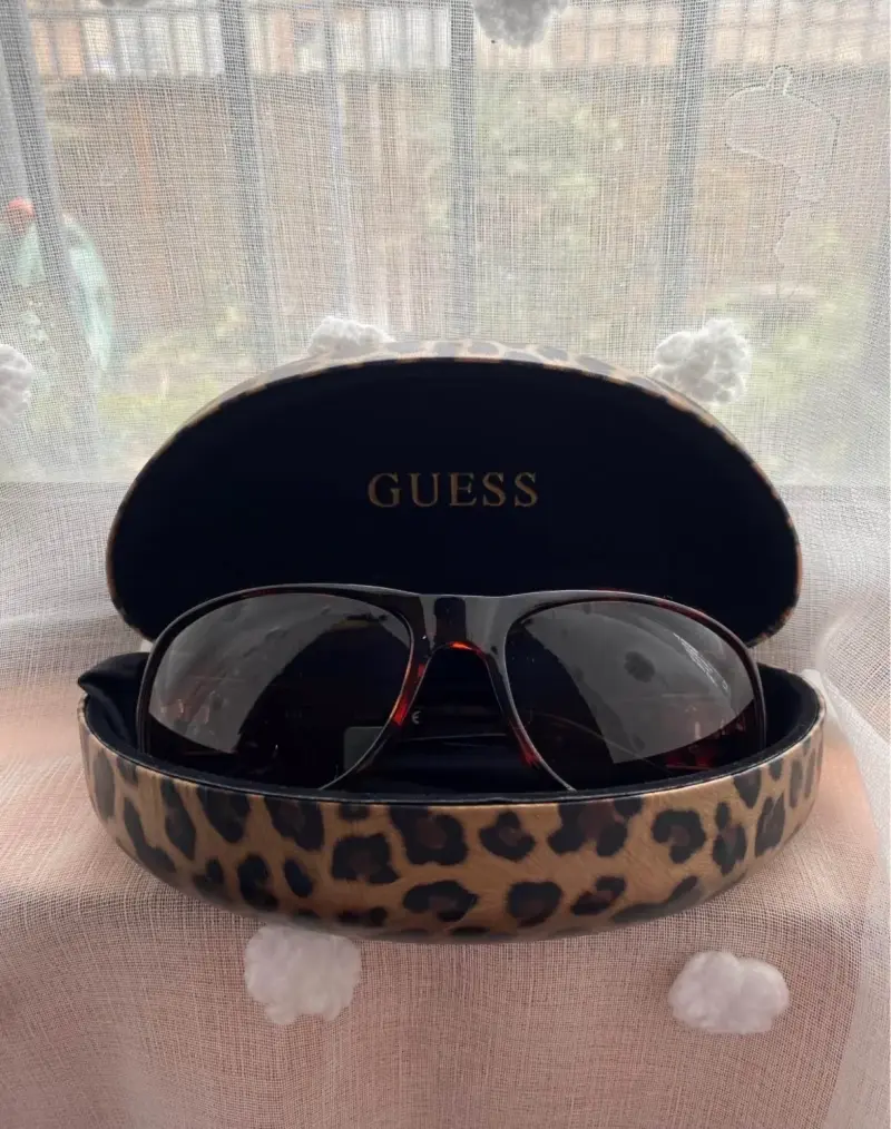 Gafas de sol Guess con estuche animal print - 1