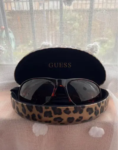 Gafas de sol Guess con estuche animal print - miniatura 1