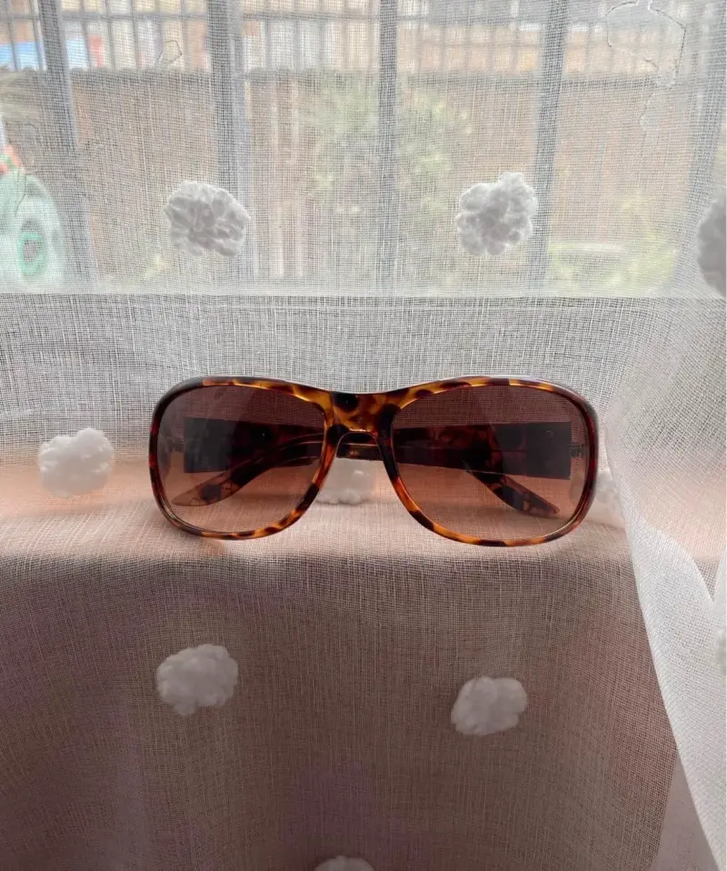 Gafas de sol Guess con estuche animal print - 2