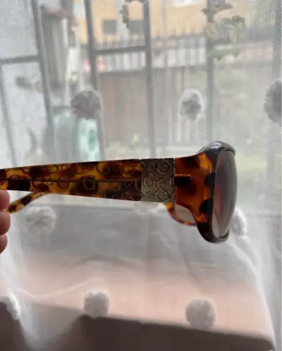 Gafas de sol Guess con estuche animal print - miniatura 3
