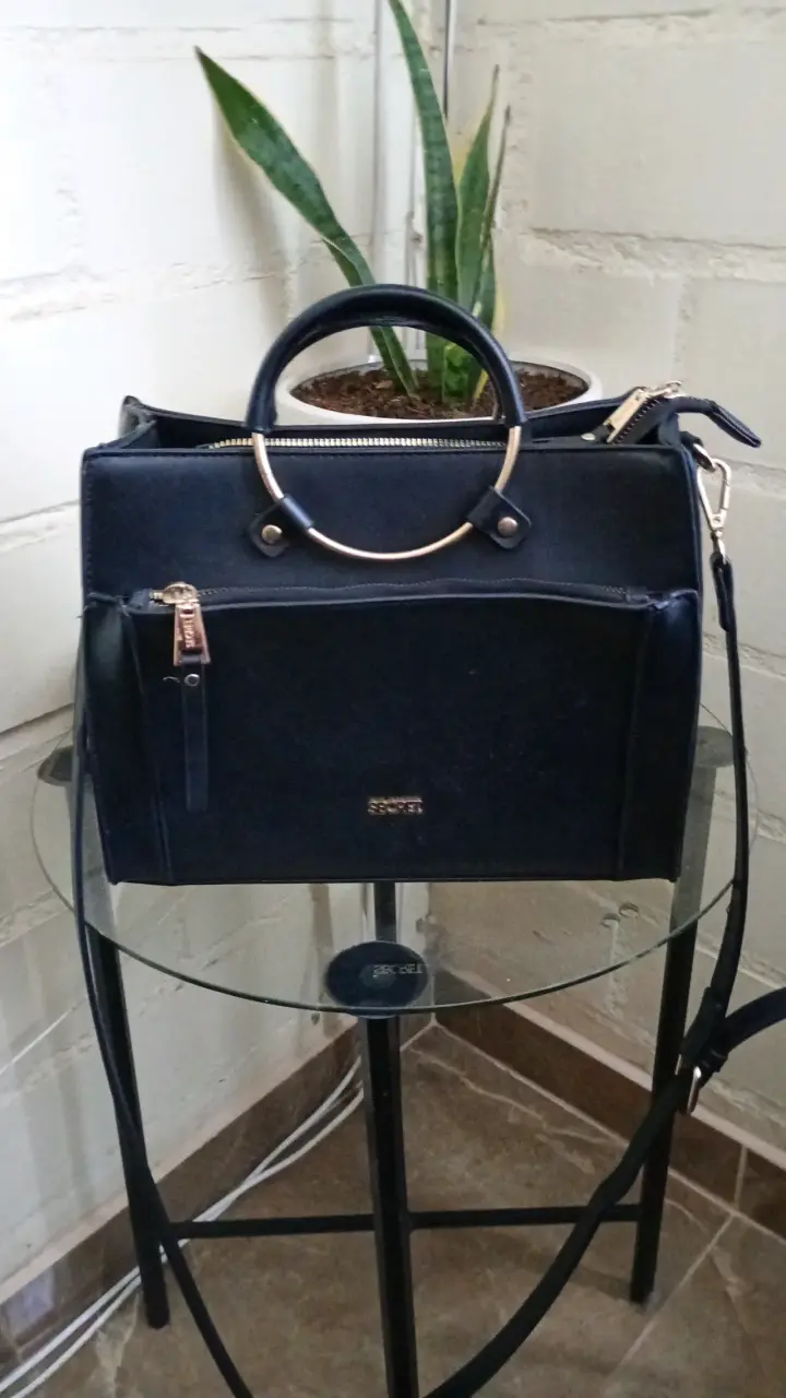 Bolso negro elegante Secret con asas doradas - 1