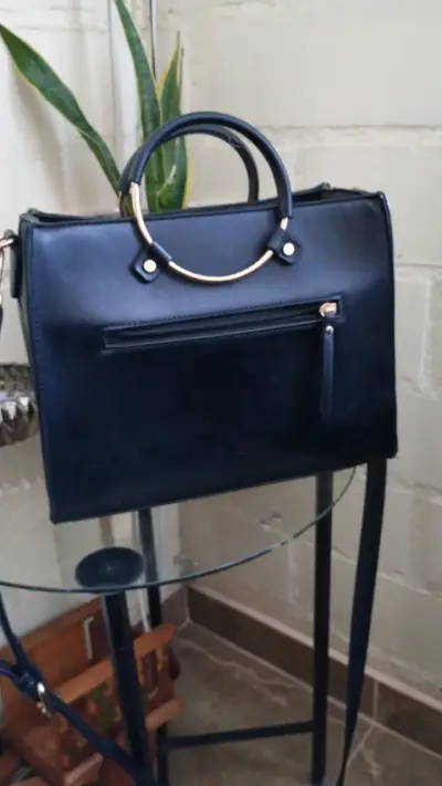 Bolso negro elegante Secret con asas doradas - miniatura 2
