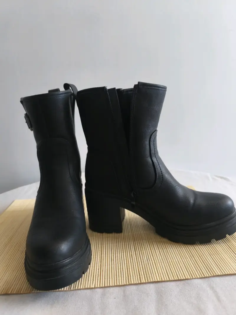 Botines de cuero negro con tacón grueso - 3