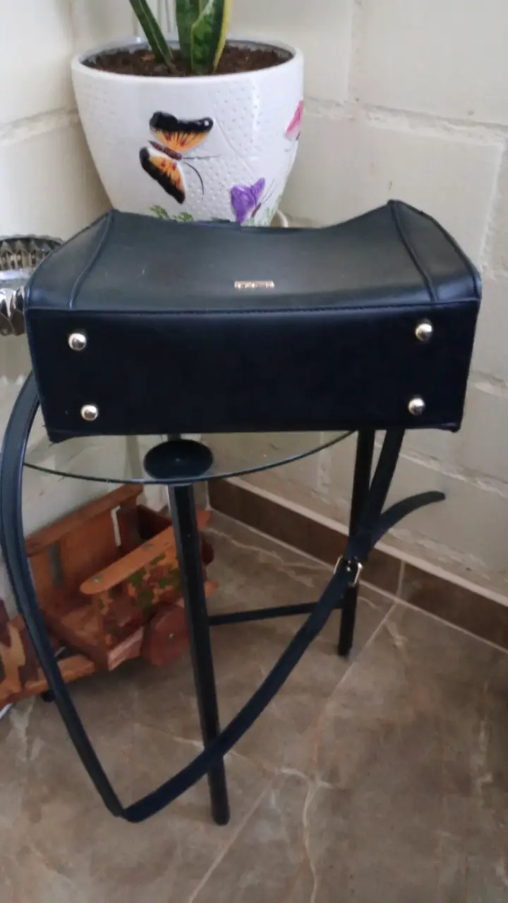 Bolso negro elegante Secret con asas doradas - 4