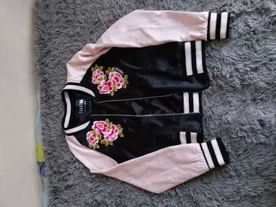 Chaqueta bomber bordada Tabatha negra y rosa - miniatura 1