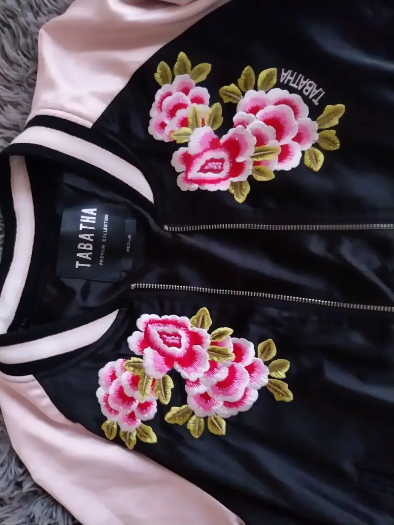 Chaqueta bomber bordada Tabatha negra y rosa - 2