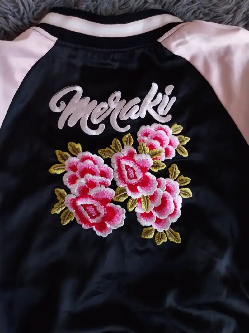 Chaqueta bomber bordada Tabatha negra y rosa - 3