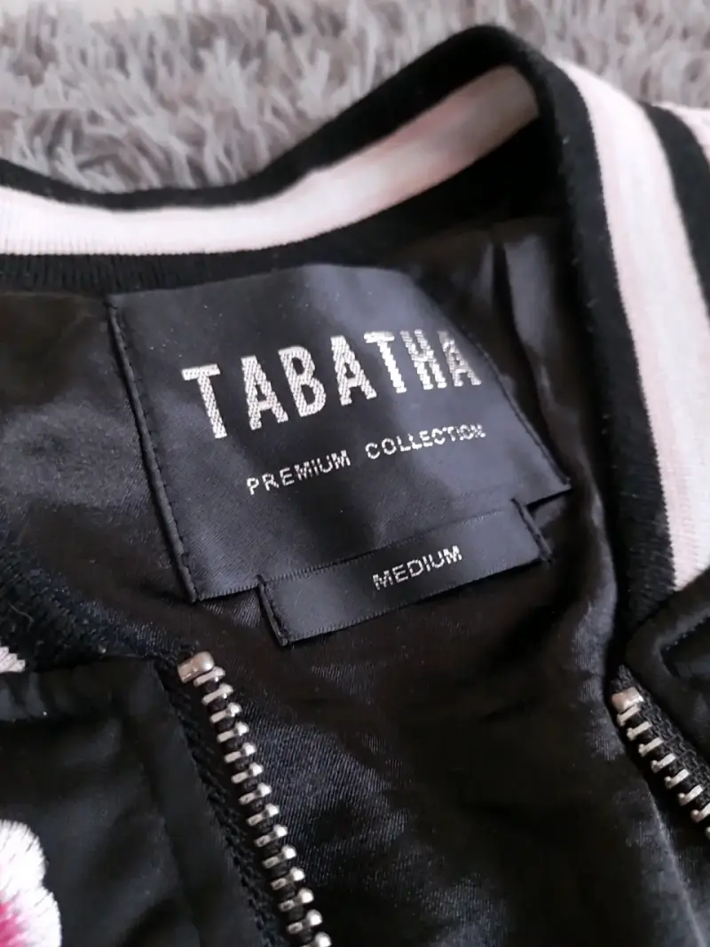 Chaqueta bomber bordada Tabatha negra y rosa - 4